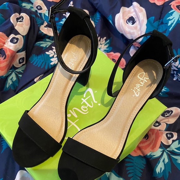 Black heels size 8.5 in womens - Picture 2 of 5